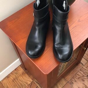 Clarks black letter ankle boots in black size 9
